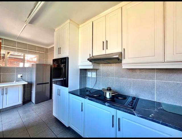 3 BEDROOM HOUSE FOR SALE IN BISLEY